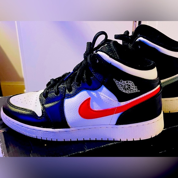 COPY - AJ1 MID BG - Picture 1 of 4